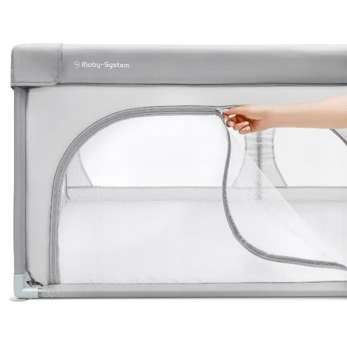 Lekegrind 200x140cm med lys grå sengehest og hvitt nettingfelt, glidelåsåpning vises i bruk fra siden.