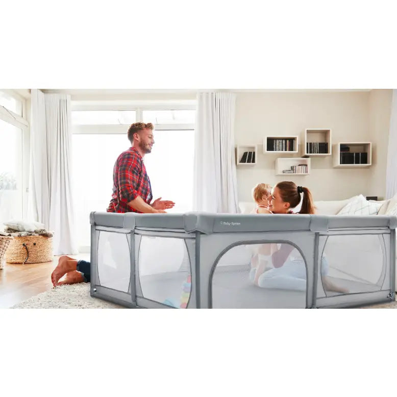 Lekegrind 200x140cm, grå med netting, vist i bruk av familie i lys stue med foreldre og barn inne.