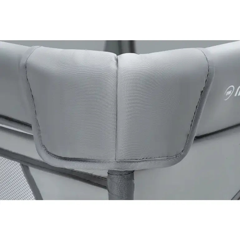 Lekegrind, nærbilde av grått tekstiltrekk med polstring, synlige sømmer og solid hjørnekonstruksjon.