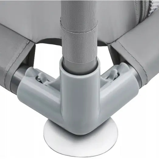 Lekegrind, nærbilde av grått hjørne med sammenkoblingsdeler, rund sugekopp og tekstiltrukket rør.