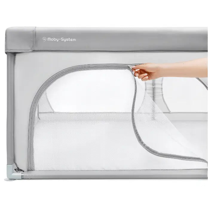 Lekegrind 200x180cm, nærbilde av nettingpanel med glidelås og hånd som åpner siden for enkel tilgang.