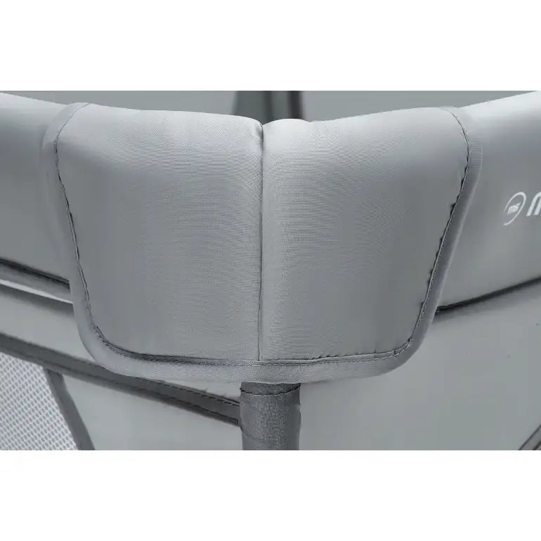 Lekegrind for barn, nærbilde av grått, mykt polstret hjørne med synlige sømmer og mesh-detaljer.