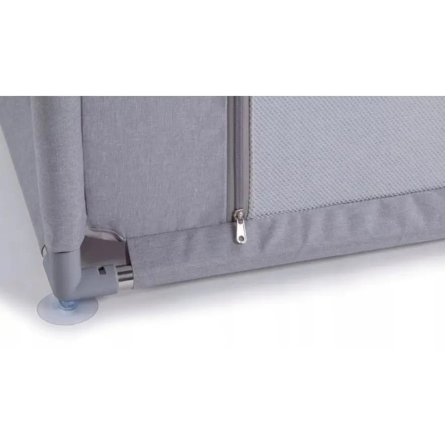 Lekegrind for barn, nærbilde av grått hjørne med glidelås, netting, plasthjørne og sugekopp for stabilitet.