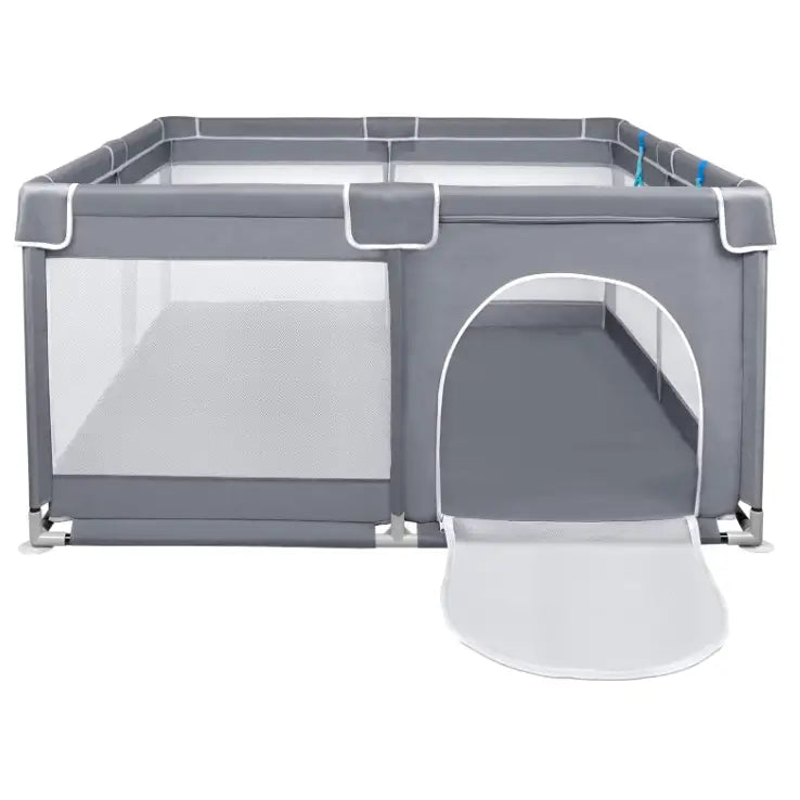 Lekegrind for barn, grå med hvite detaljer, åpen dør foran og nettingvinduer på sidene for innsyn.