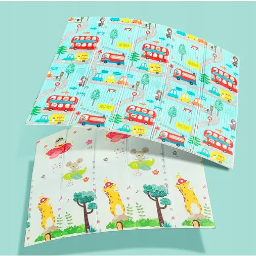 Sammenleggbar skumgulvmatte for barn, vist fra skrå vinkel med bil- og dyremotiv, delvis brettet.
