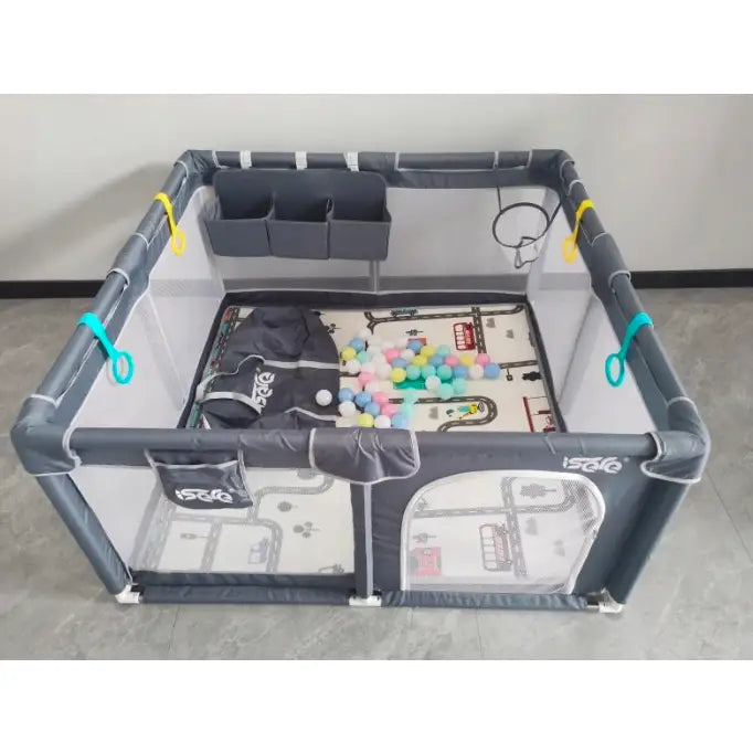 Lekegrind i grått med nettingvegger, fargerike baller, bilbane-leketeppe og praktiske oppbevaringslommer.