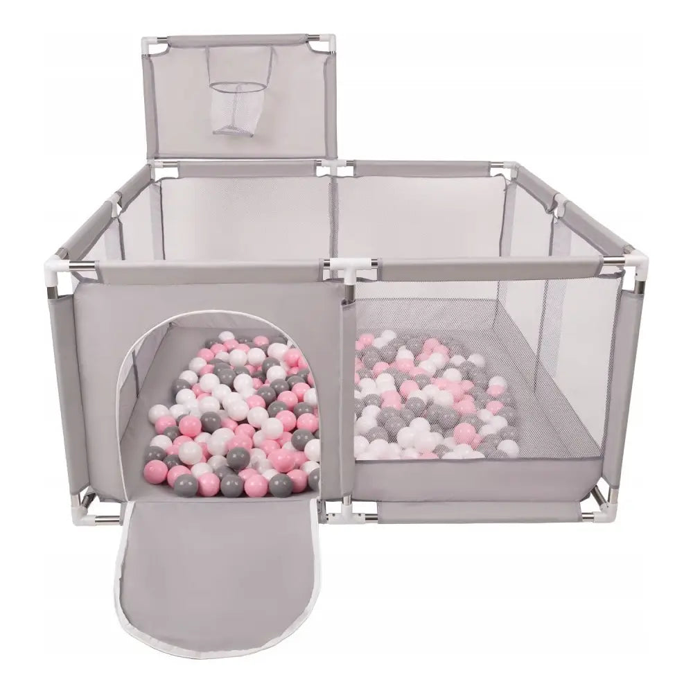 Lekegrind med ballbinge, grå ramme og netting, fylt med rosa, hvite og grå baller, sett forfra.