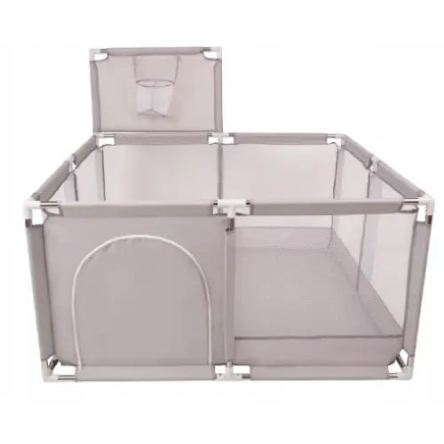 Lys grå lekegrind med netting, frontåpning og nettinglomme øverst, sett rett forfra.