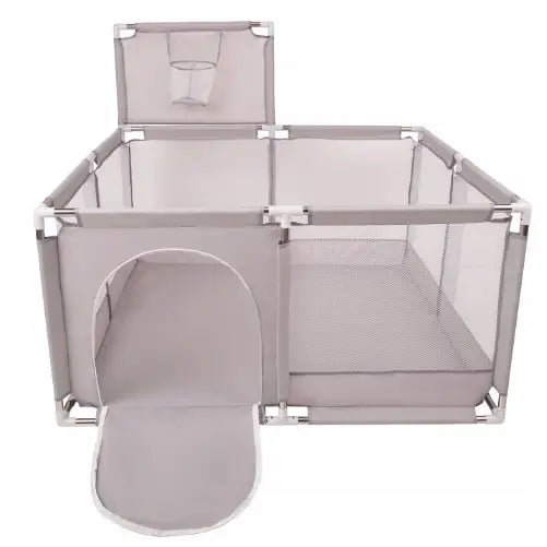 Lekegrind med ballbinge, frontvisning med åpen, avrundet dør og liten oppbevaringslomme på bakveggen.