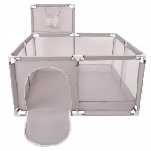 Lekegrind med ballbinge, firkantet modell med nettingvegger og åpen dør, sett forfra.