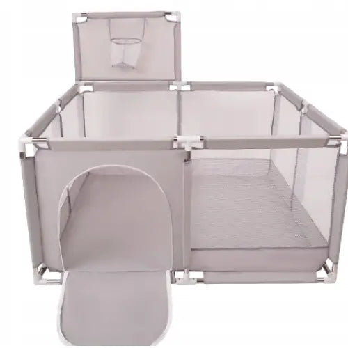 Lekegrind med oppbevaringskurv, frontvisning med nettingvegger, avrundet dør og baklomme synlig.