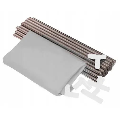 Lekegrind med oppbevaringskurv, grå presenning og stenger lagt frem for montering, sett fra skrå vinkel.