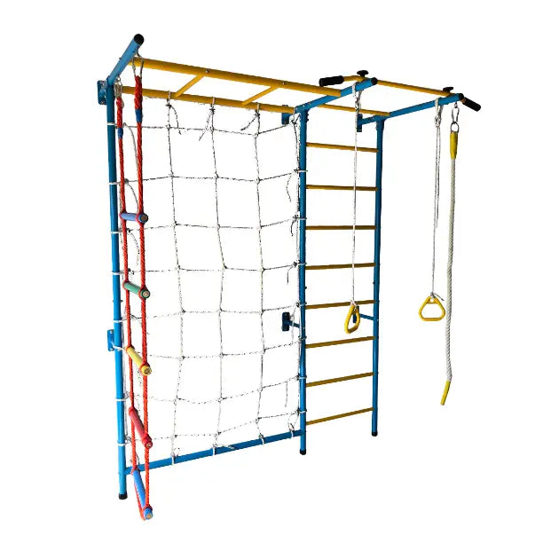 Klatrestativ i metall med blå og gule stenger, rød taustige, klatrenett og turnringer sett fra skrå front.