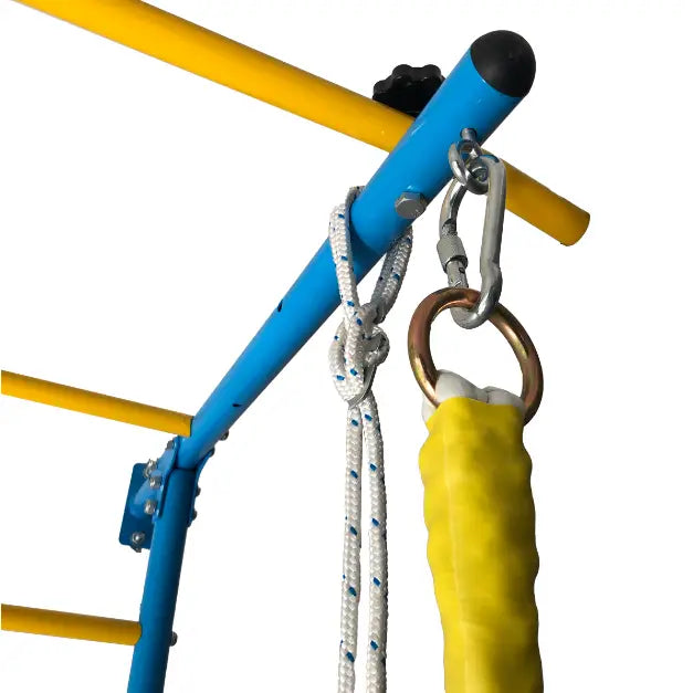 Klatrestativ Master Ribs, nærbilde av blått og gult stativ med hvit klatretau, karabinkrok og gult håndtak.