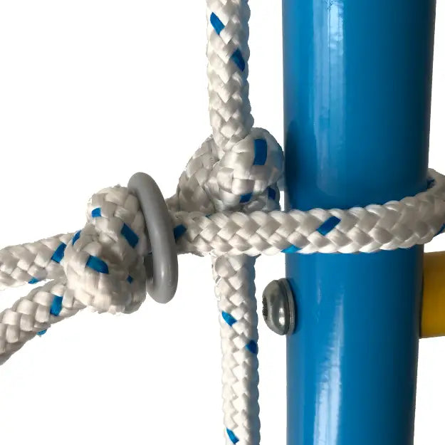 Klatrestativ Master Ribs 7, nærbilde av hvitt tau med blå detaljer festet til blått metallrør med grå ring og skrue.