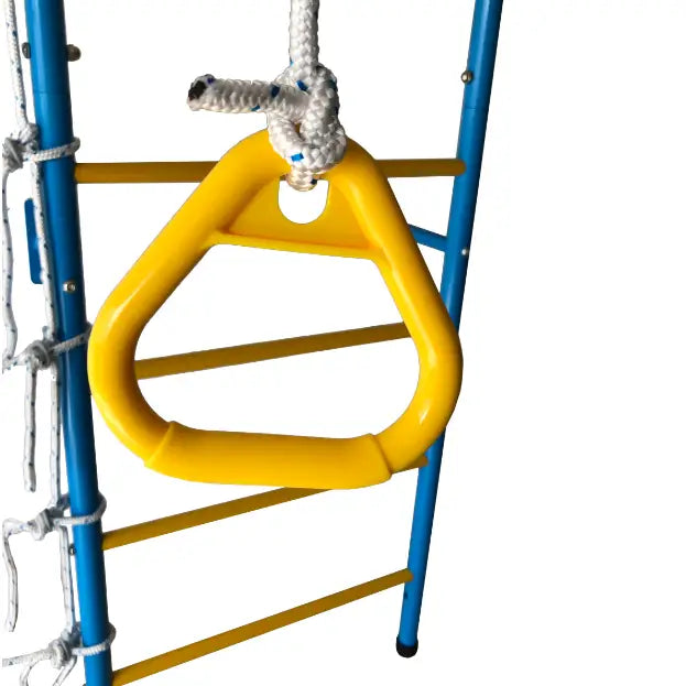 Gult plasthåndtak med tau, sett fra siden, montert på blått og gult klatrestativ Master Ribs 7 med metallramme.
