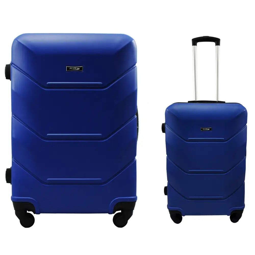 Lett stor reisekoffert i blå plast, frontvisning med fire hjul, teleskophåndtak og geometrisk mønster.