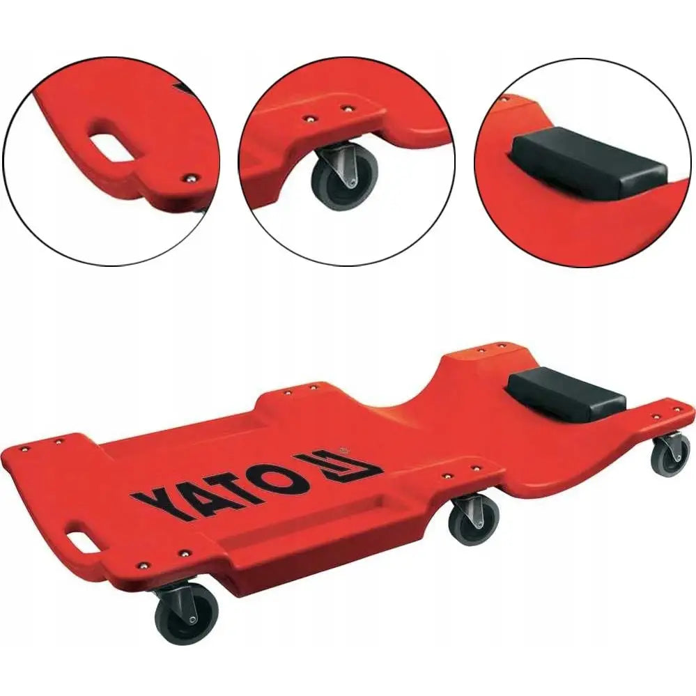 Liggebrett 100 cm fra Yato, rød plast med fire hjul, integrerte håndtak og sort hodepute, sett i perspektiv.