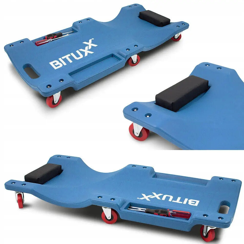 Liggebrett for biler i blå hardplast, seks røde hjul, svart skumhodestøtte og verktøyrom med skrutrekkere.