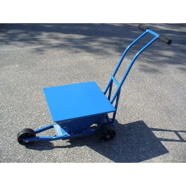 Linjemerkingsvogn i blått metall, sidevisning med to hjul, gummierte håndtak og firkantet beholder på asfalt.