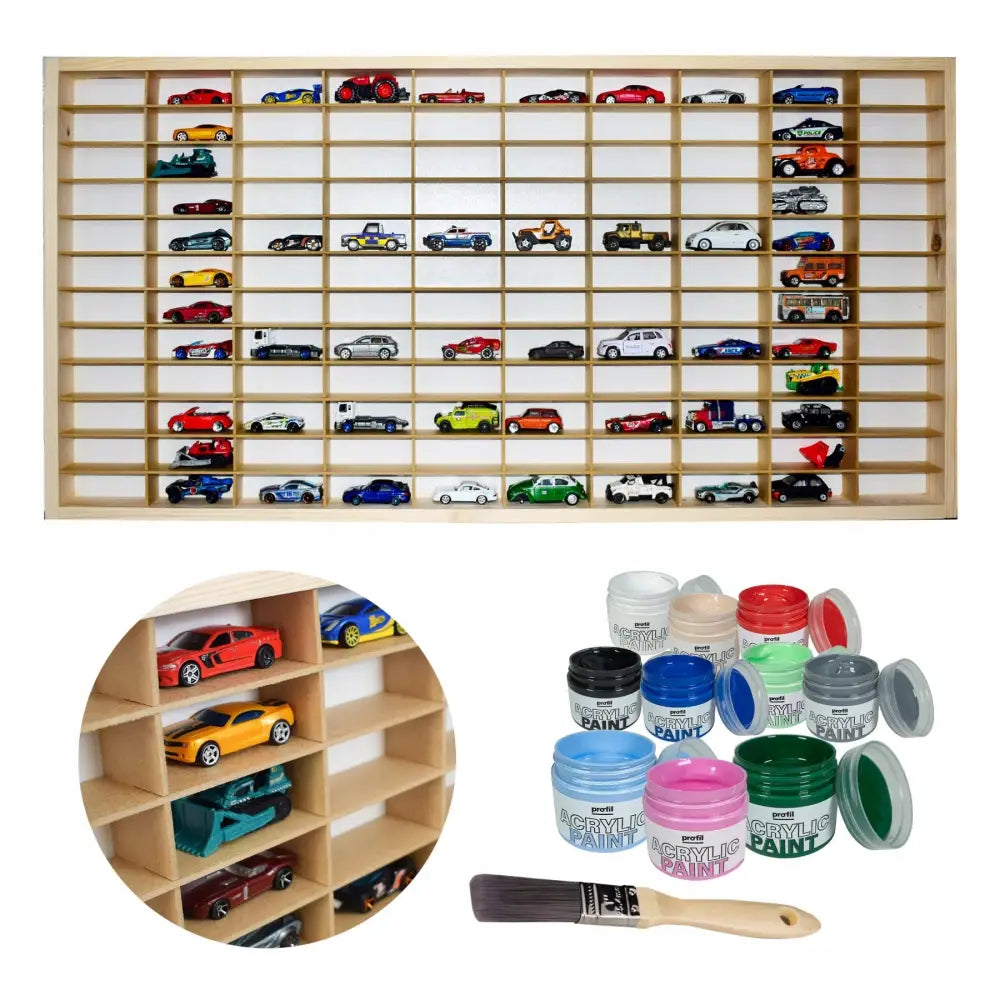Lita hylle i lyst tre fylt med små lekebiler, vist forfra med akrylmaling og pensel plassert foran.