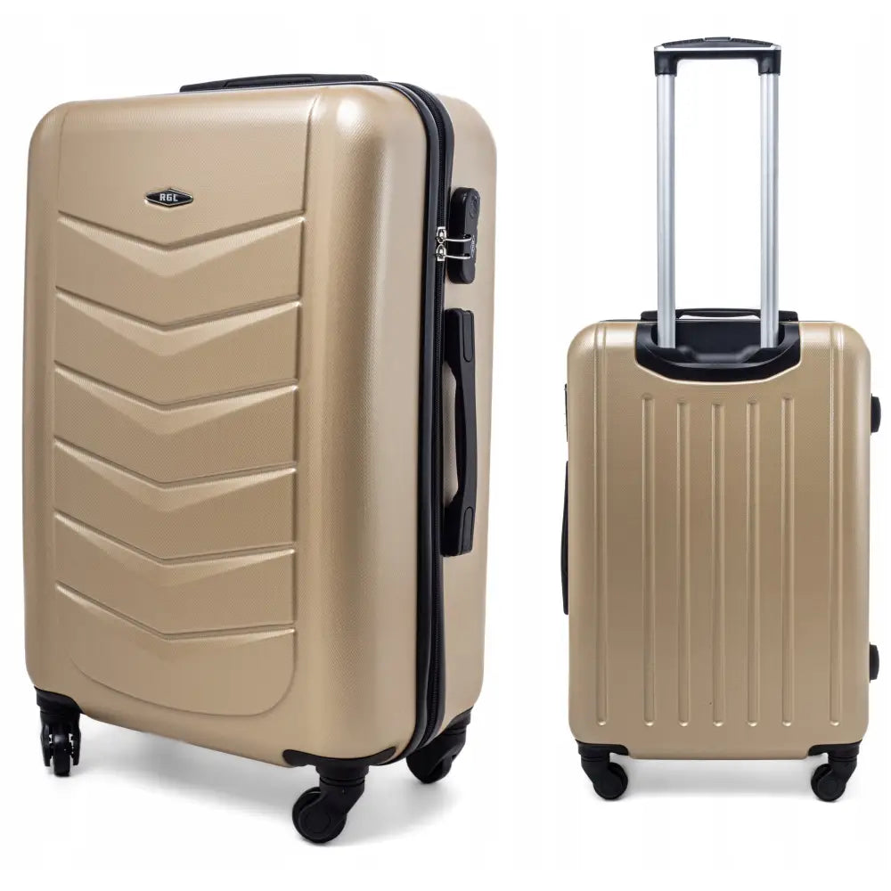 Liten gullfarget koffert i hardplast med fire hjul, teleskophåndtak og sorte detaljer, sett fra siden og bakfra.