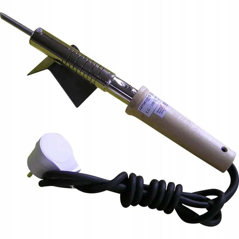 Loddebolt med treskaft og metallspiss, sidevisning med strømkabel og støpsel synlig i forgrunnen.