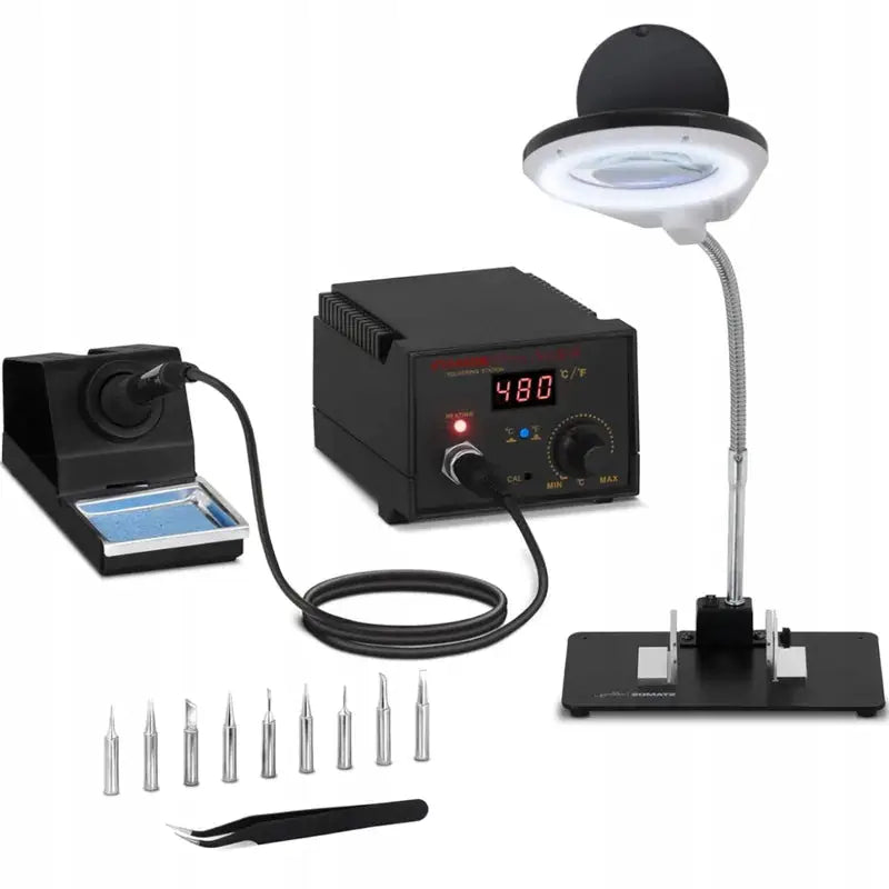 Loddestasjon 65 W med spiss loddebolt, temperaturkontroll, flere spisser og lampe med forstørrelsesglass.
