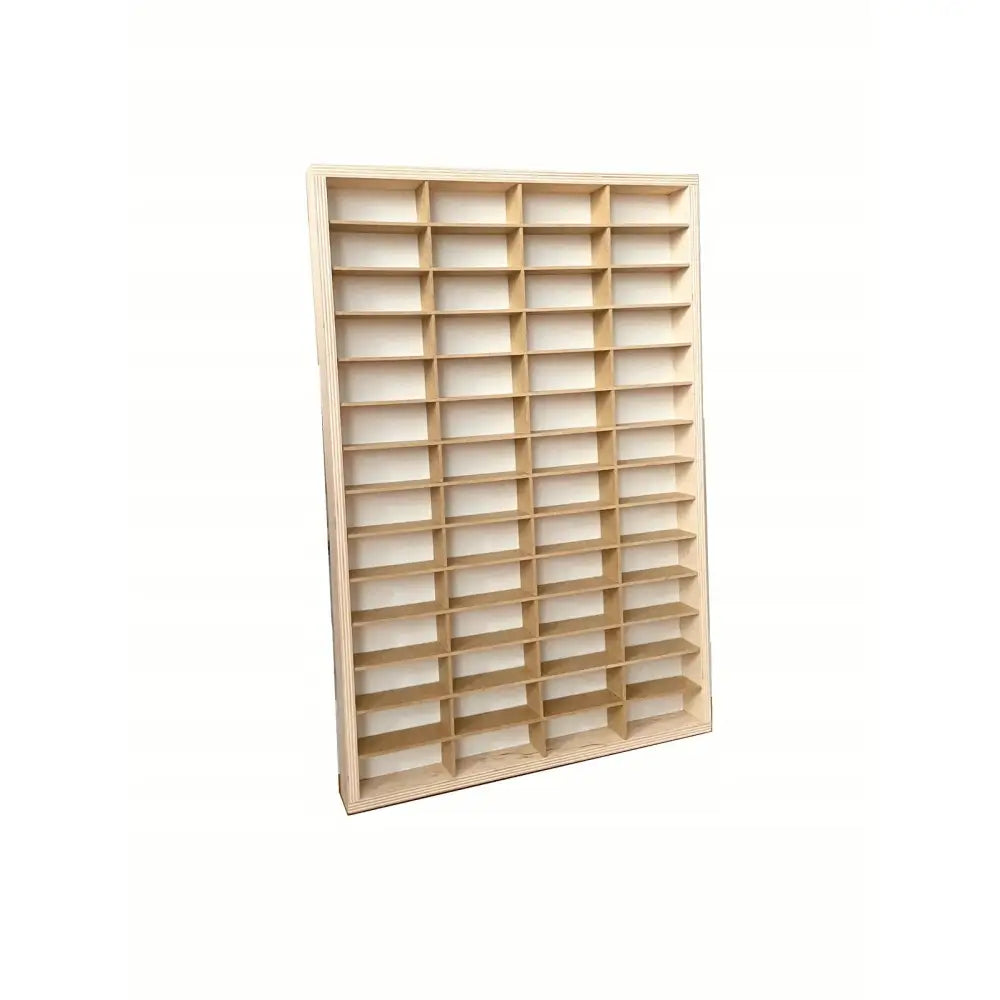 Loddrett hylleorganisator i lyst tre med rutenett og små rom, sett skrått mot hvit bakgrunn.