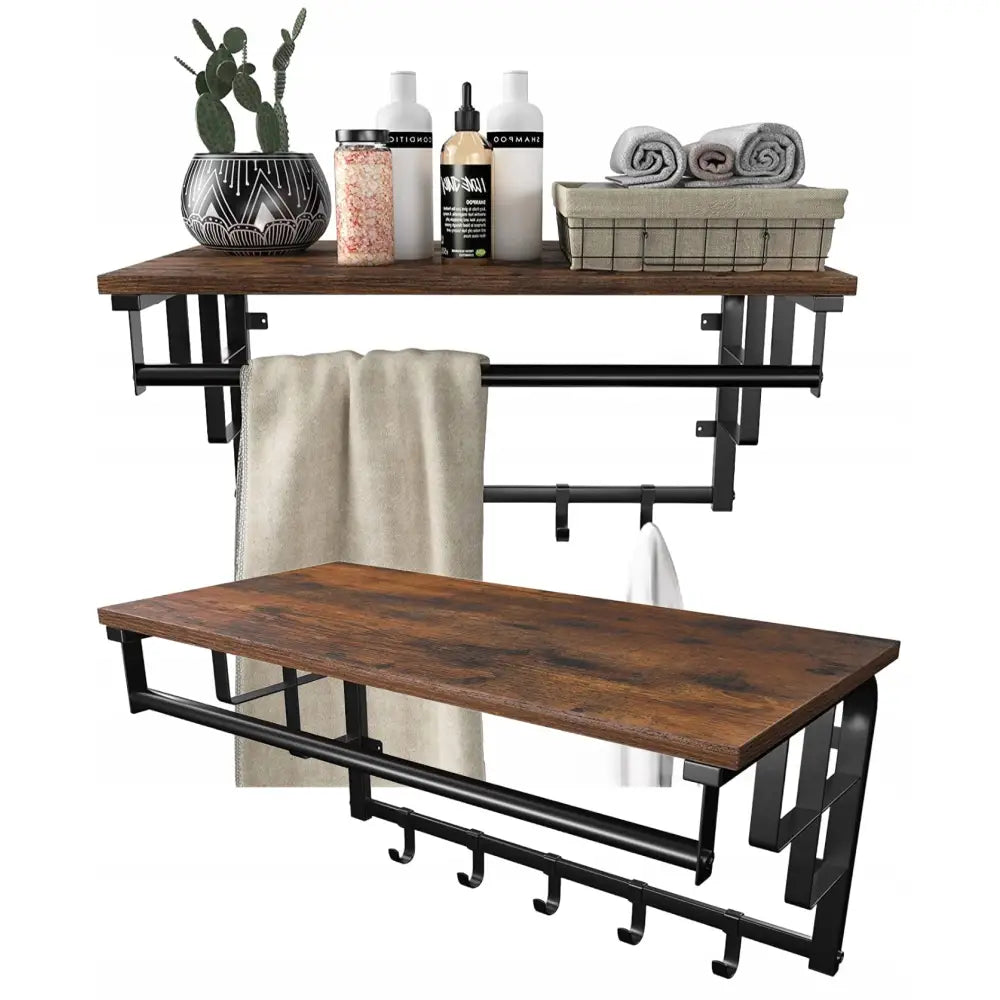 Loft hengende hylle med kleskroker, mørkt tre og svart metall, to hyller og stenger, dekorert med håndklær.