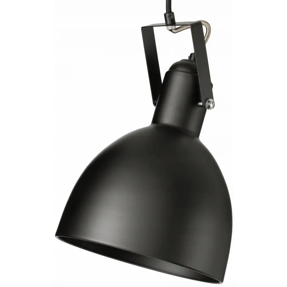 Loft hengende lampe i svart metall, sidevisning med matt finish, justerbar oppheng og synlig ledning.