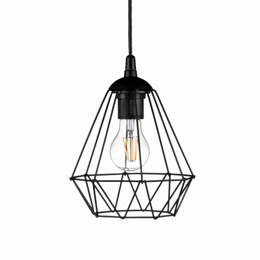 Loft hengende lampe i sort metall med diamantformet åpen trådkonstruksjon og synlig lyspære.