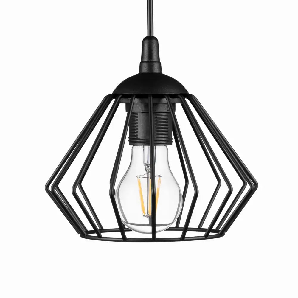 Loft hengende lampe i sort metall med åpent, geometrisk bur og synlig lyspære, sett forfra mot hvit bakgrunn.