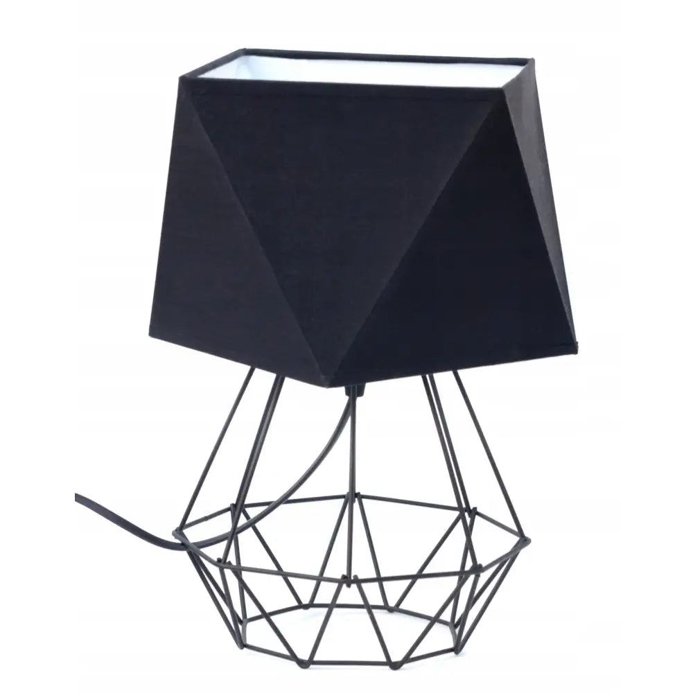 Loft nattlampe med diamantformet svart metallskjerm, skrå vinkel som fremhever det moderne designet.