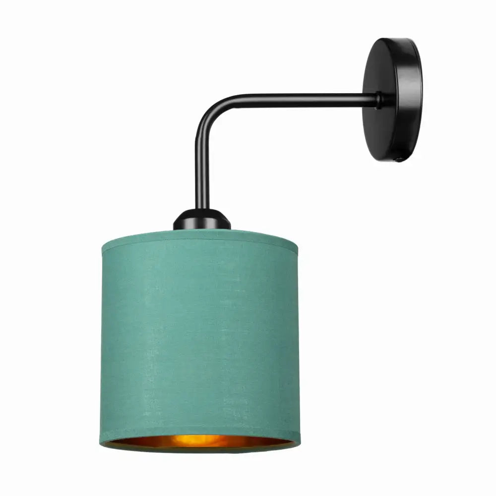 Loft vegglampe med svart arm og rund lysegrønn skjerm, gullfarget innside synlig fra siden.