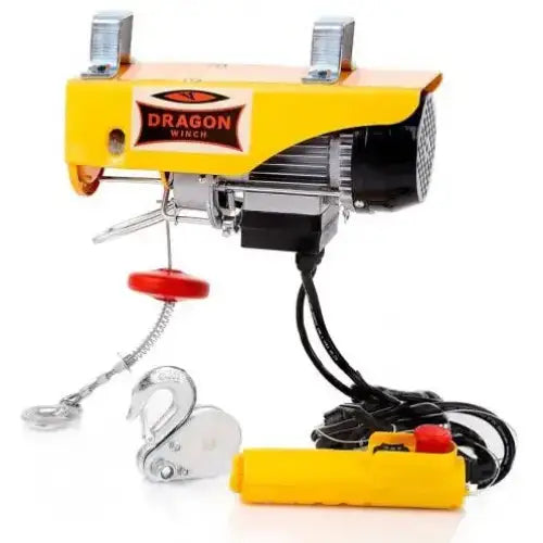 Løftevinsj i gult og svart metall, sidevisning med kabelstyrt kontroll, solid oppheng og krok med lås.