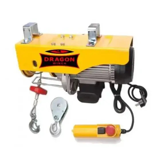 Elektrisk løftevinsj i gul og svart med metallkroker, fjernkontroll og synlig monteringsbrakett fra siden.