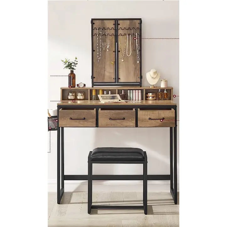 Loftsminkebord i rustikk tre med svarte detaljer, tre skuffer, speilskap og sort polstret krakk foran.
