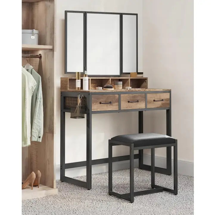 Loftsminkebord i lyst tre og sort metall, frontvisning med tre speil, tre skuffer og krakk med sort sete.