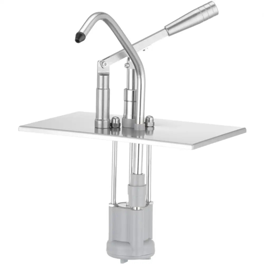 GN Bakker lokk med dispenser, sidevisning av pumpe med tut, håndtak og synlig røropplegg under monteringsplaten.