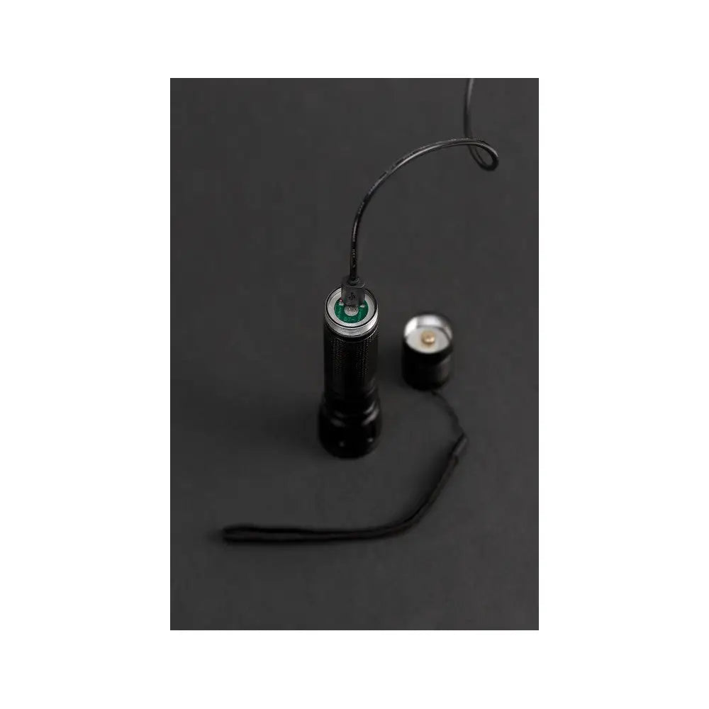 Lommelykt LED LuxPremium TL 300 AF, toppvisning med åpent bakdeksel og ladekabel festet, synlig håndrem.