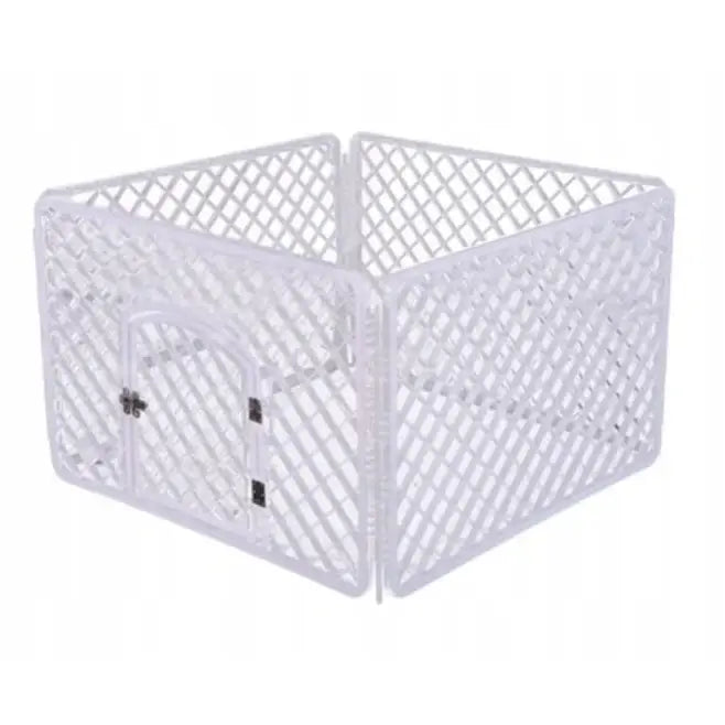 Løpegård utendørs innhegning for hundevalper, hvitt plastbur med netting og låsbar dør, sett fra skrå vinkel.