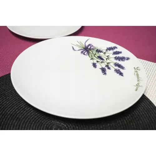 Flat tallerken fra Lubiana Boss med lavendeldekor og lilla sløyfe på kanten, sett ovenfra.