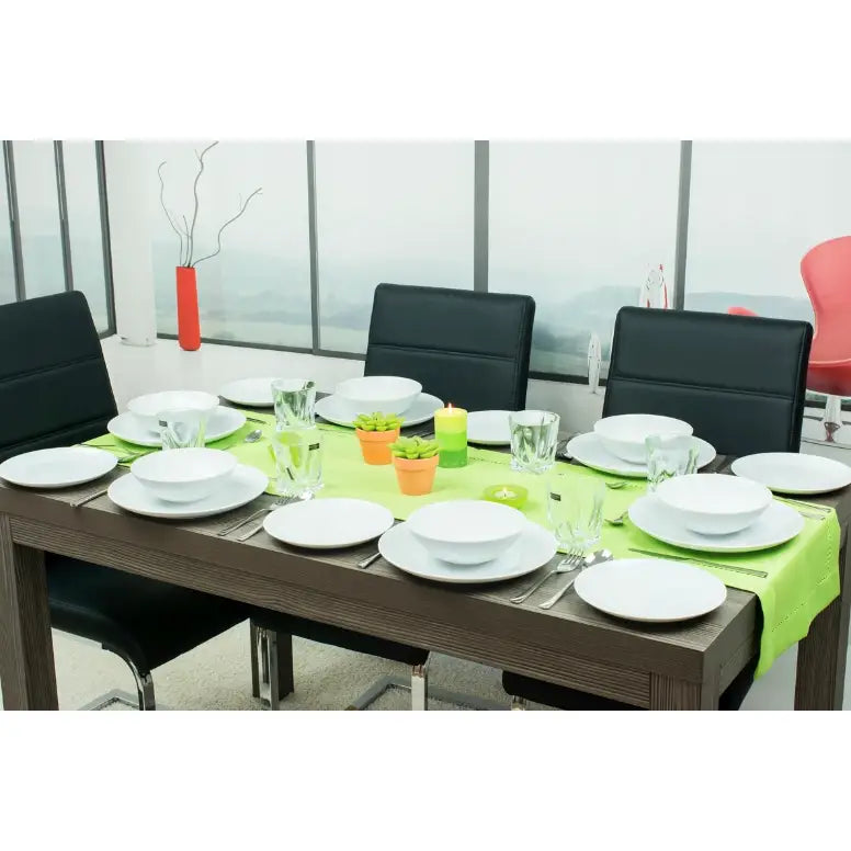 Lubiana Boss hvitt middagsett arrangert for seks på spisebord med grønn bordløper og sorte skinnstoler.