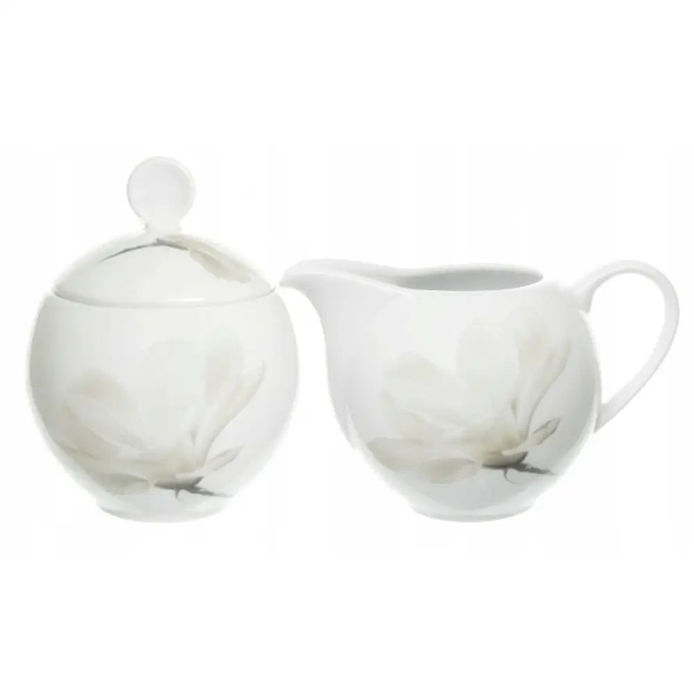 Lubiana Magnolia sett med hvit sukkerskål og fløtemugge, frontvisning med lyse blomsterdetaljer.