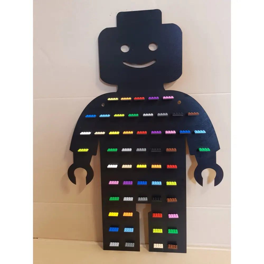 Ludde XL hylle for minifigurer, svart figurform med fargerike klossrekker, frontvisning.