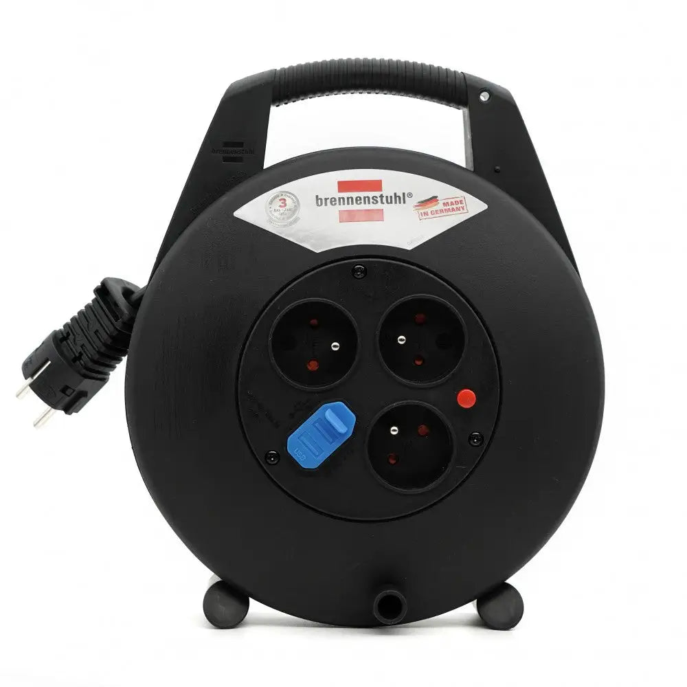 Lukket kabeltrommel Vario-Line Box, nærbilde av front med tre stikkontakter, blå bryter og bærehåndtak.