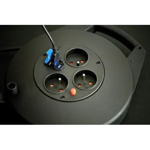 Lukket kabeltrommel Vario-Line Box, svart, skrå oversikt med synlig støpsel og tre kontakter.