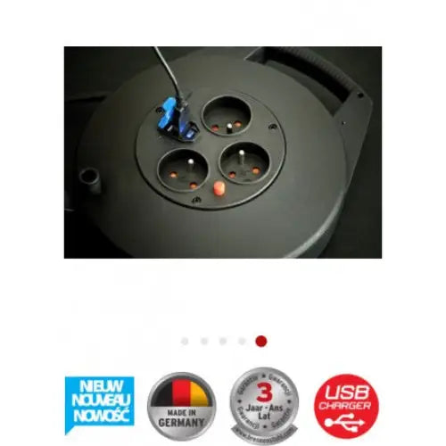 Svart Vario-Line kabeltrommel sett ovenfra, viser tre stikkontakter, USB-port og tilkoblet blå USB-enhet.