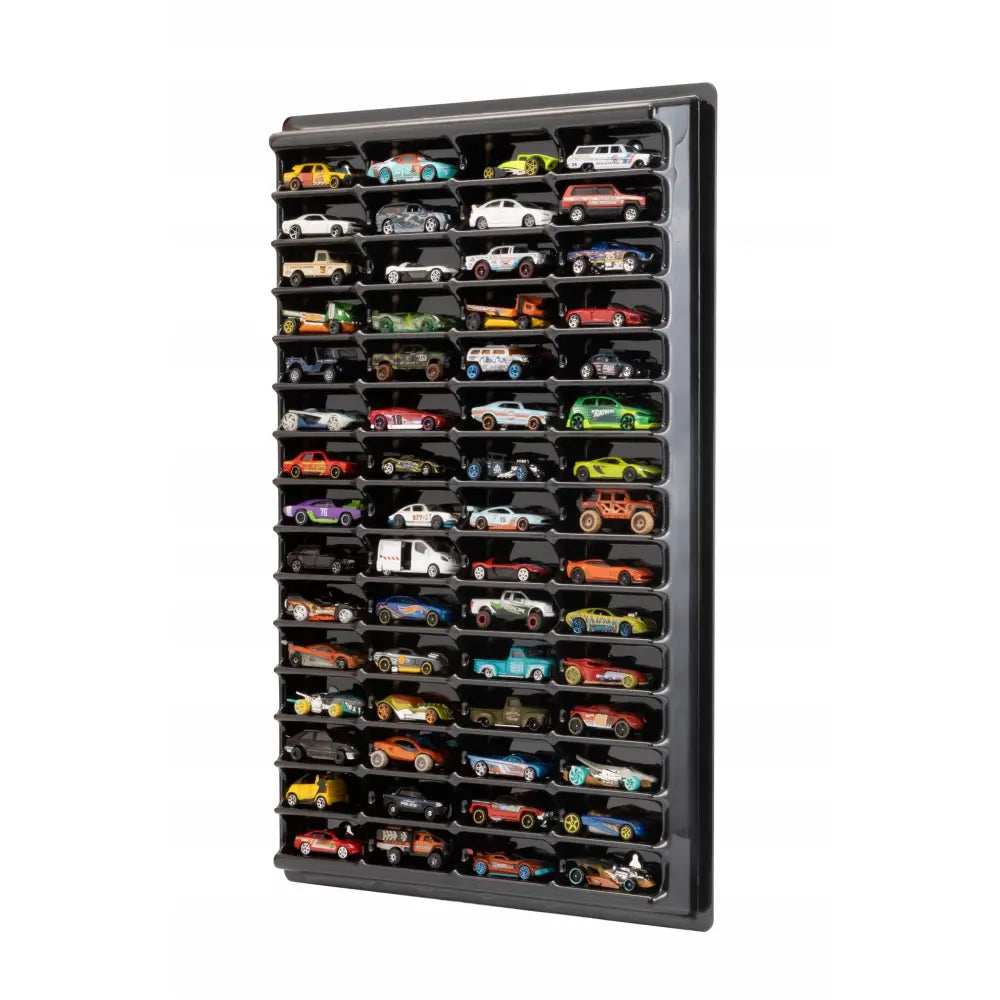 Lukket svart hylle for småbiler, fylt med fargerike Hot Wheels-biler arrangert i separate rom.
